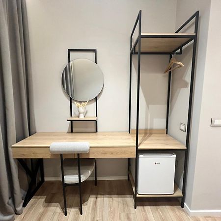 Enzo Rooms & Apartment Blloku Tirana Buitenkant foto