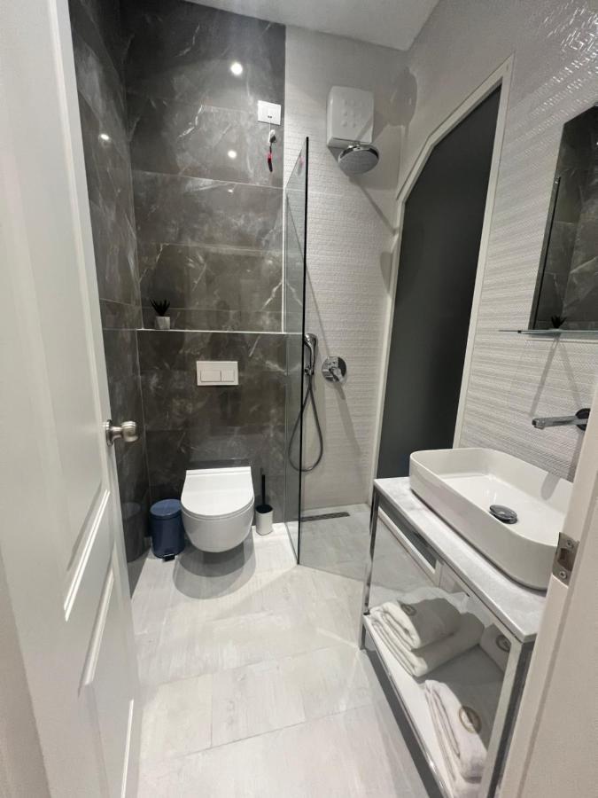 Enzo Rooms & Apartment Blloku Tirana Buitenkant foto