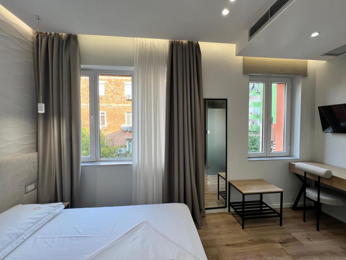 Enzo Rooms & Apartment Blloku Tirana Buitenkant foto