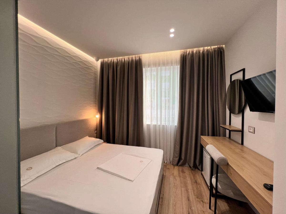 Enzo Rooms & Apartment Blloku Tirana Buitenkant foto