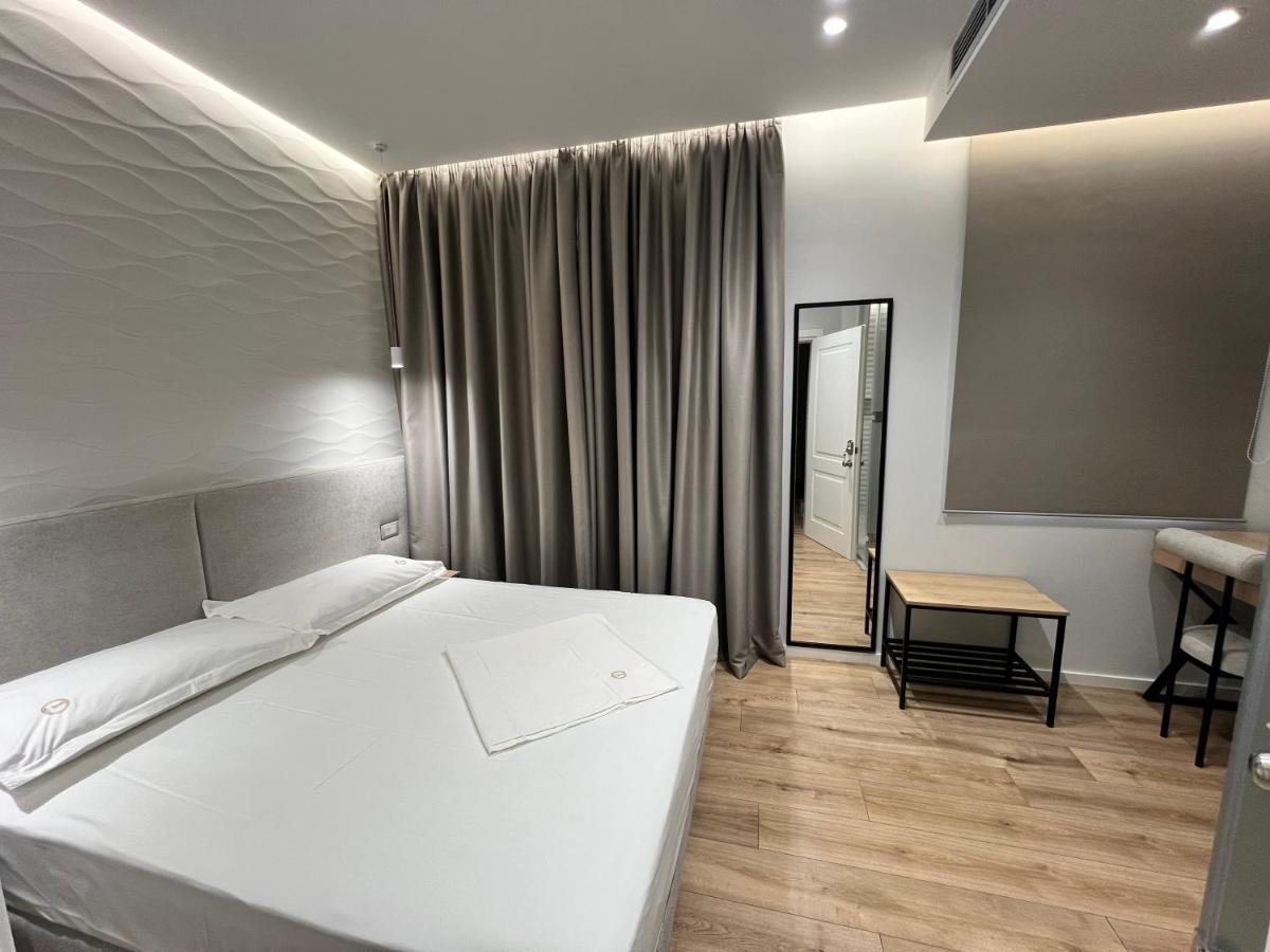 Enzo Rooms & Apartment Blloku Tirana Buitenkant foto