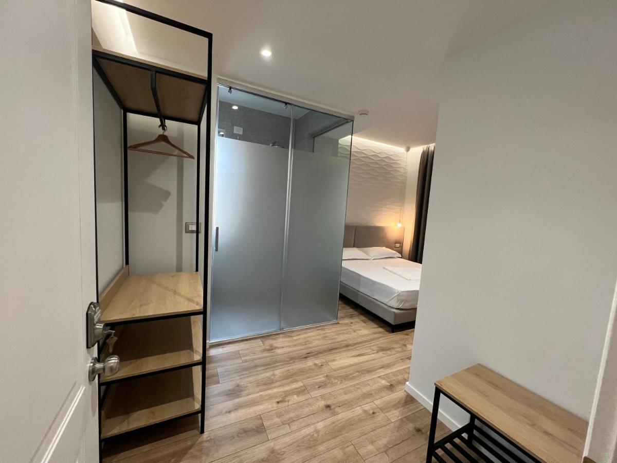 Enzo Rooms & Apartment Blloku Tirana Buitenkant foto