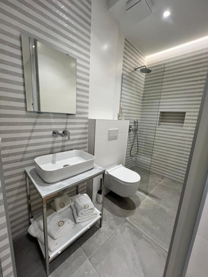 Enzo Rooms & Apartment Blloku Tirana Buitenkant foto