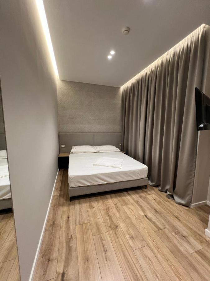Enzo Rooms & Apartment Blloku Tirana Buitenkant foto