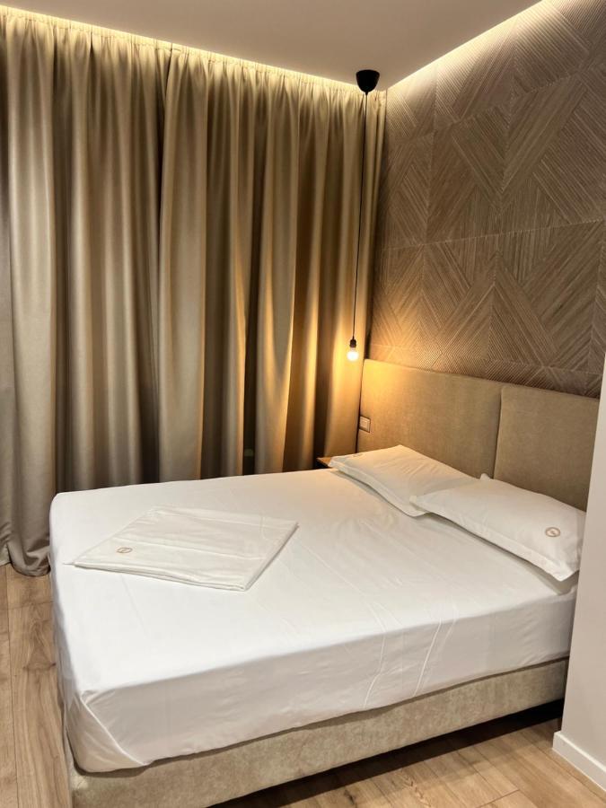 Enzo Rooms & Apartment Blloku Tirana Buitenkant foto
