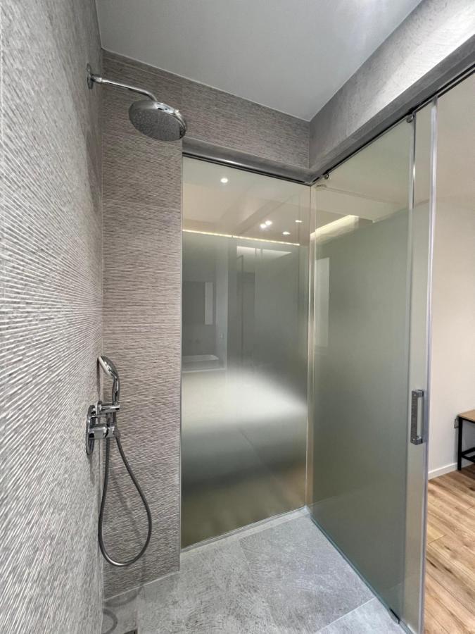 Enzo Rooms & Apartment Blloku Tirana Buitenkant foto