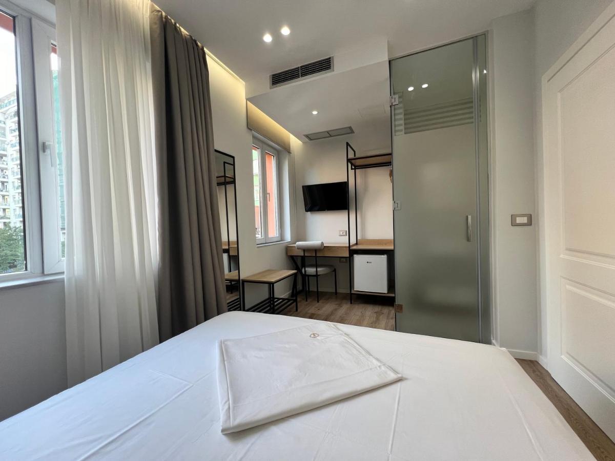 Enzo Rooms & Apartment Blloku Tirana Buitenkant foto