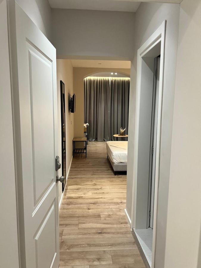 Enzo Rooms & Apartment Blloku Tirana Buitenkant foto