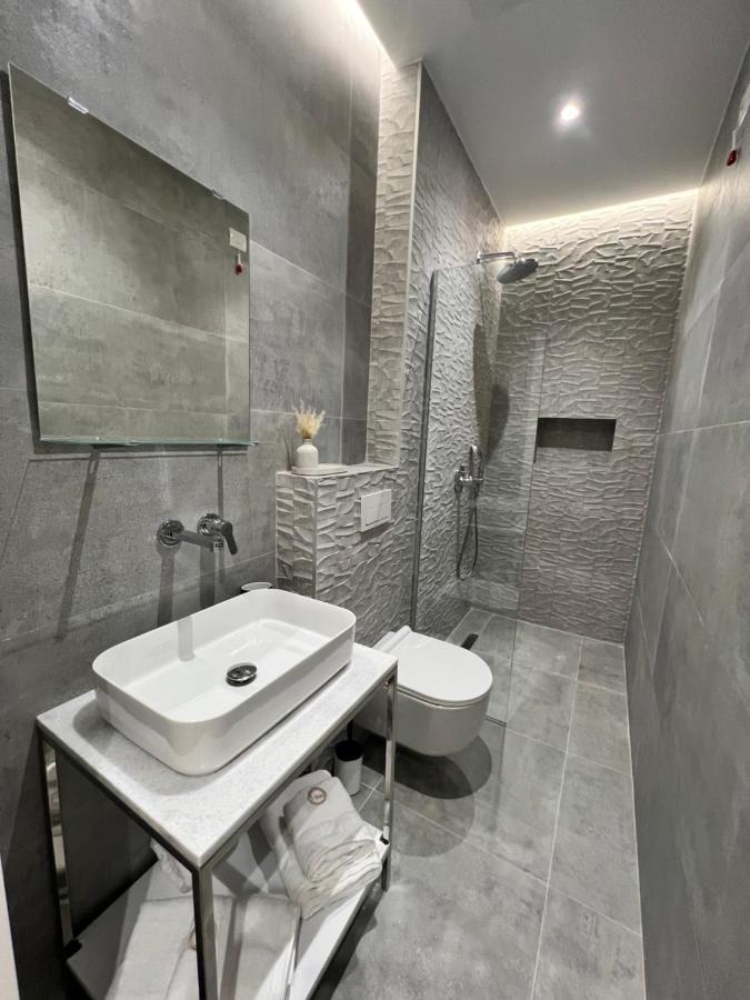 Enzo Rooms & Apartment Blloku Tirana Buitenkant foto
