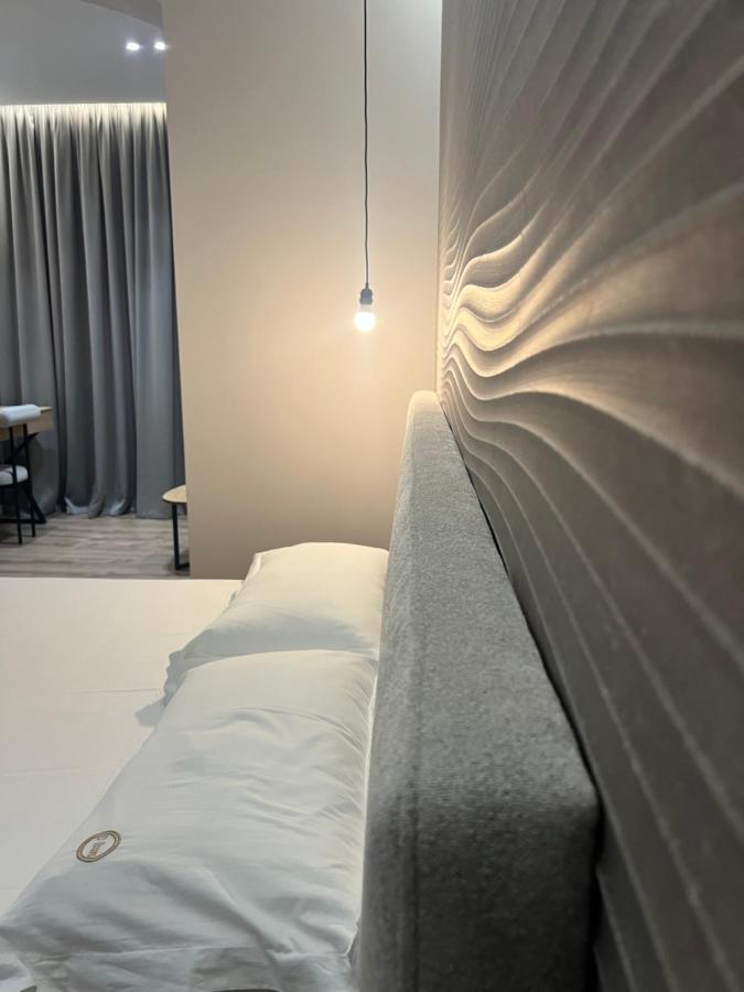 Enzo Rooms & Apartment Blloku Tirana Buitenkant foto