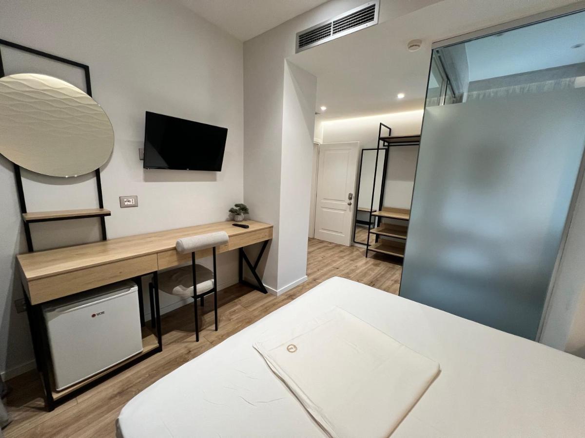 Enzo Rooms & Apartment Blloku Tirana Buitenkant foto