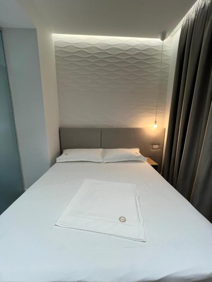 Enzo Rooms & Apartment Blloku Tirana Buitenkant foto