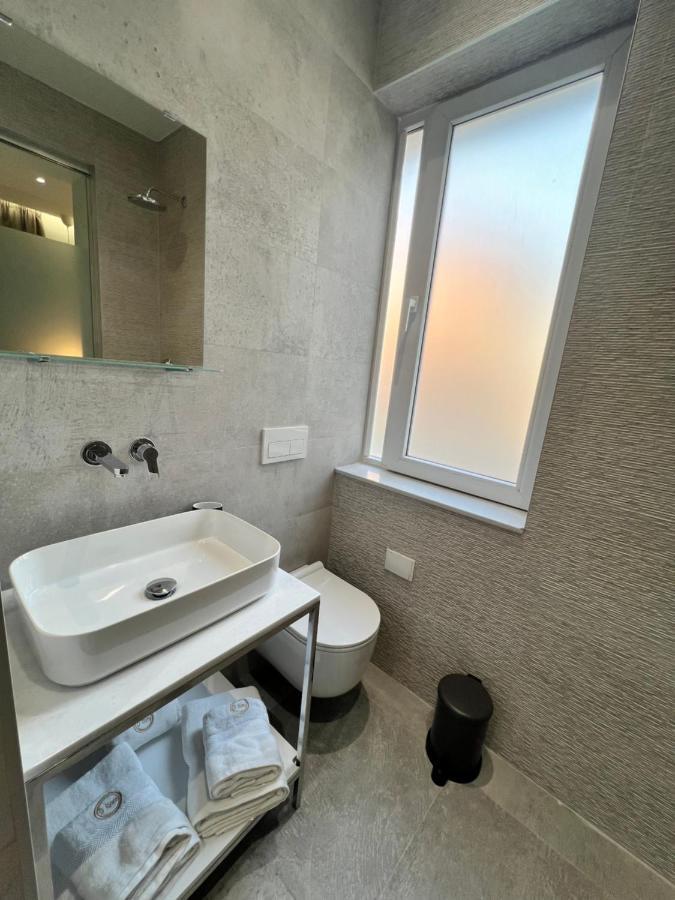 Enzo Rooms & Apartment Blloku Tirana Buitenkant foto