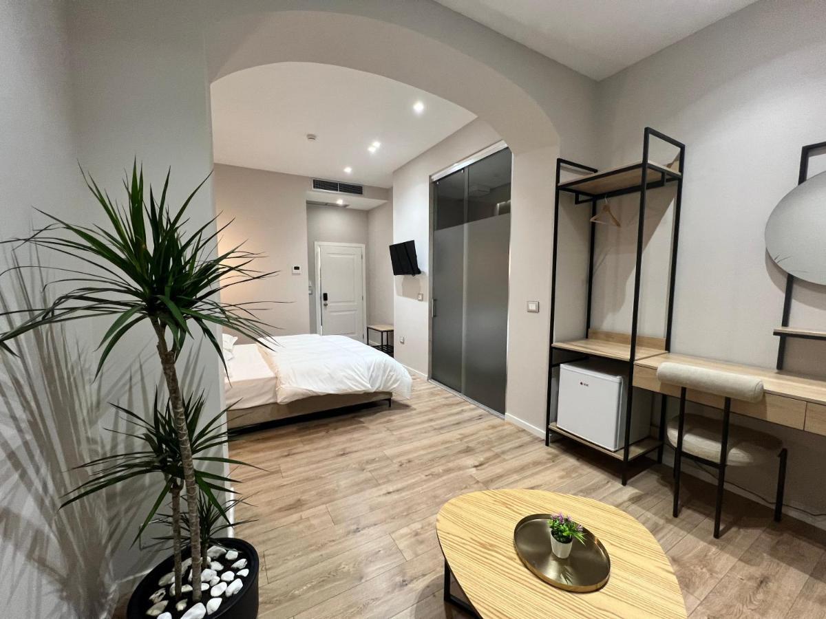 Enzo Rooms & Apartment Blloku Tirana Buitenkant foto