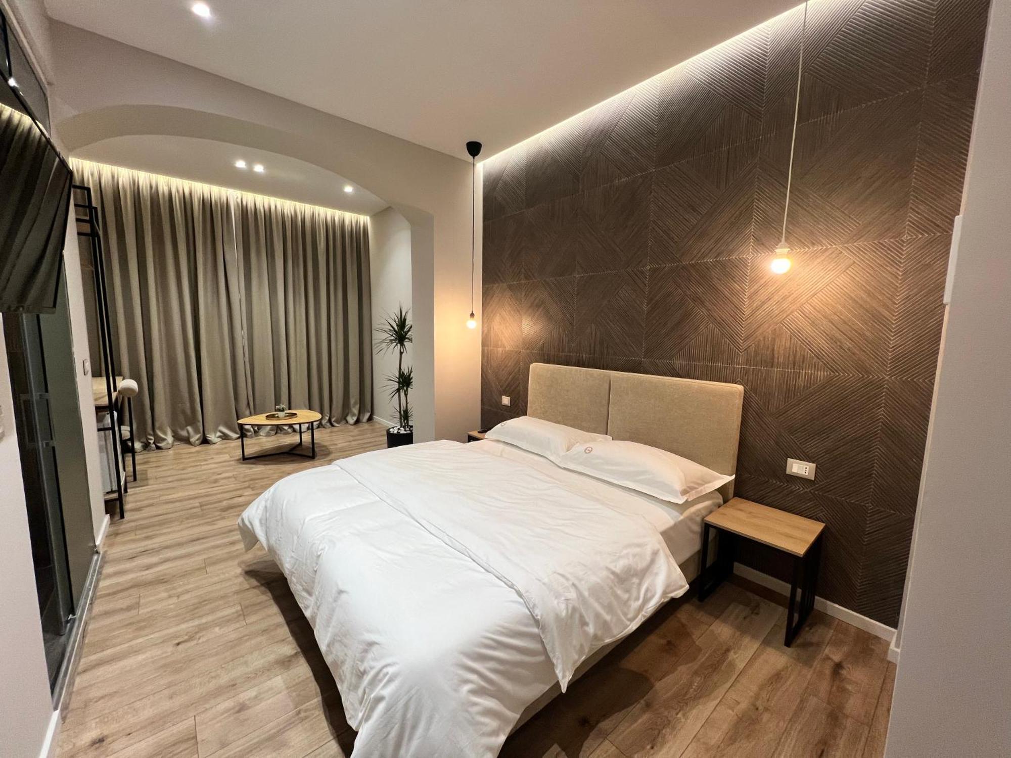 Enzo Rooms & Apartment Blloku Tirana Buitenkant foto