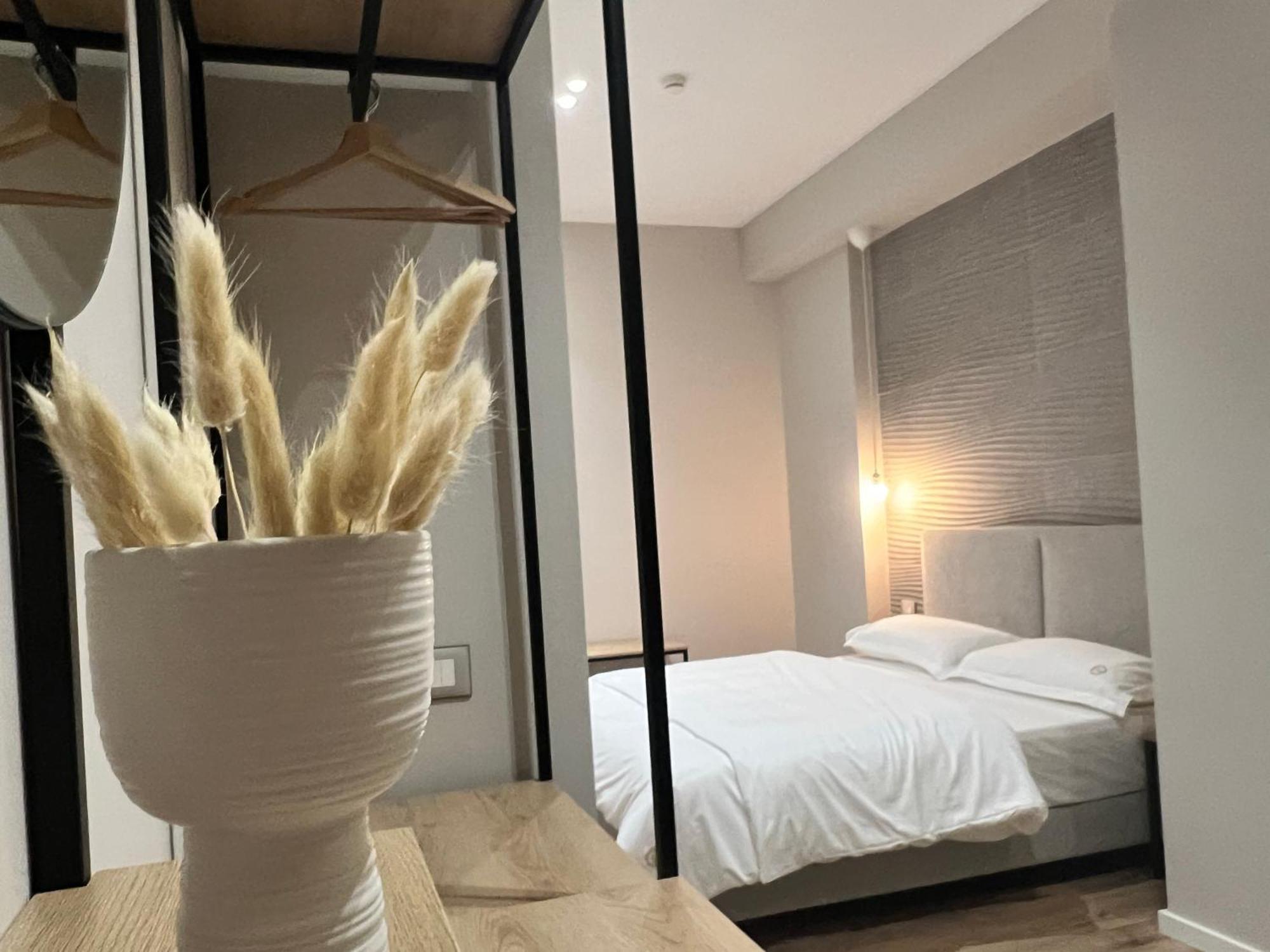 Enzo Rooms & Apartment Blloku Tirana Buitenkant foto