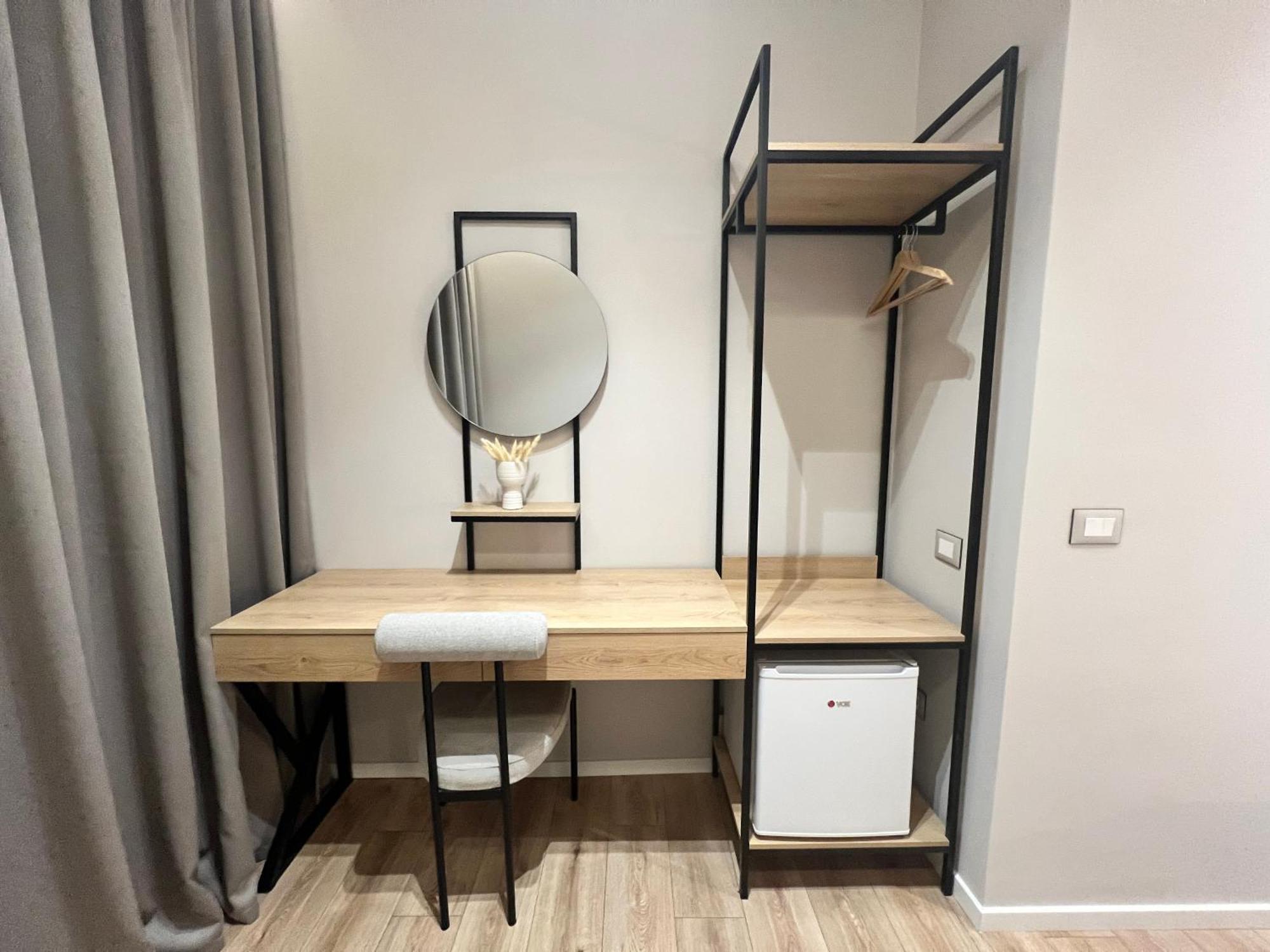 Enzo Rooms & Apartment Blloku Tirana Buitenkant foto