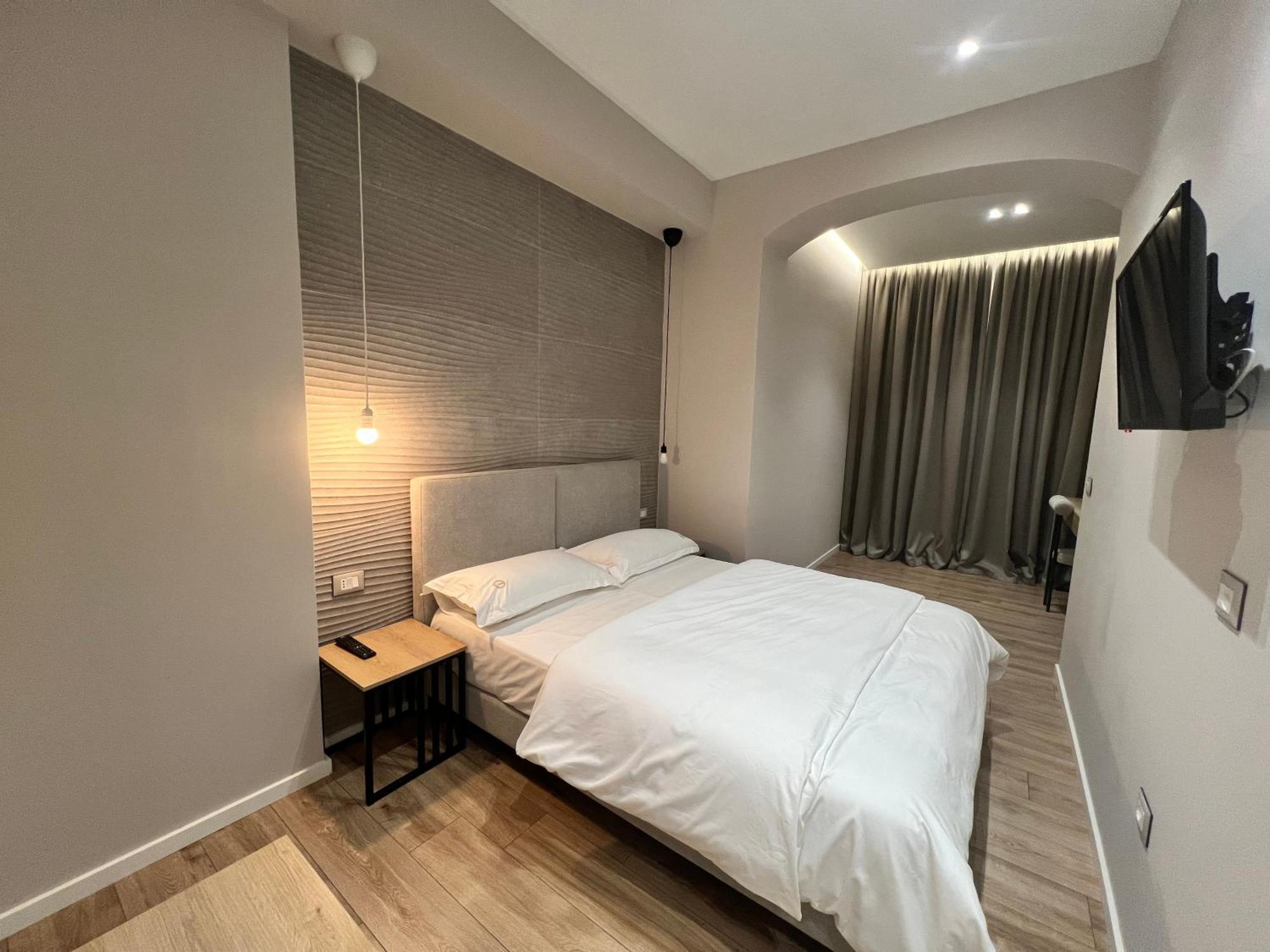 Enzo Rooms & Apartment Blloku Tirana Buitenkant foto