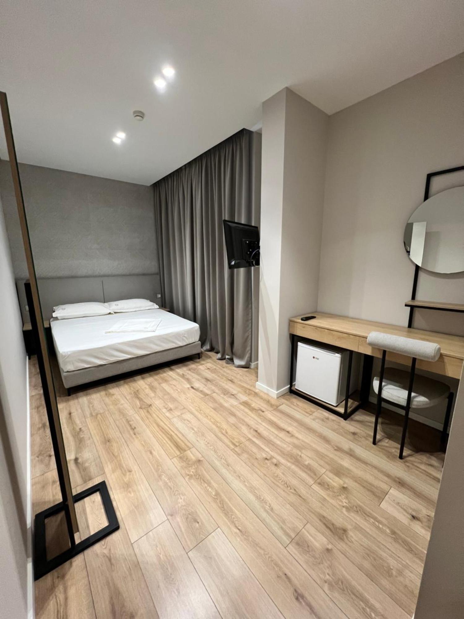 Enzo Rooms & Apartment Blloku Tirana Buitenkant foto