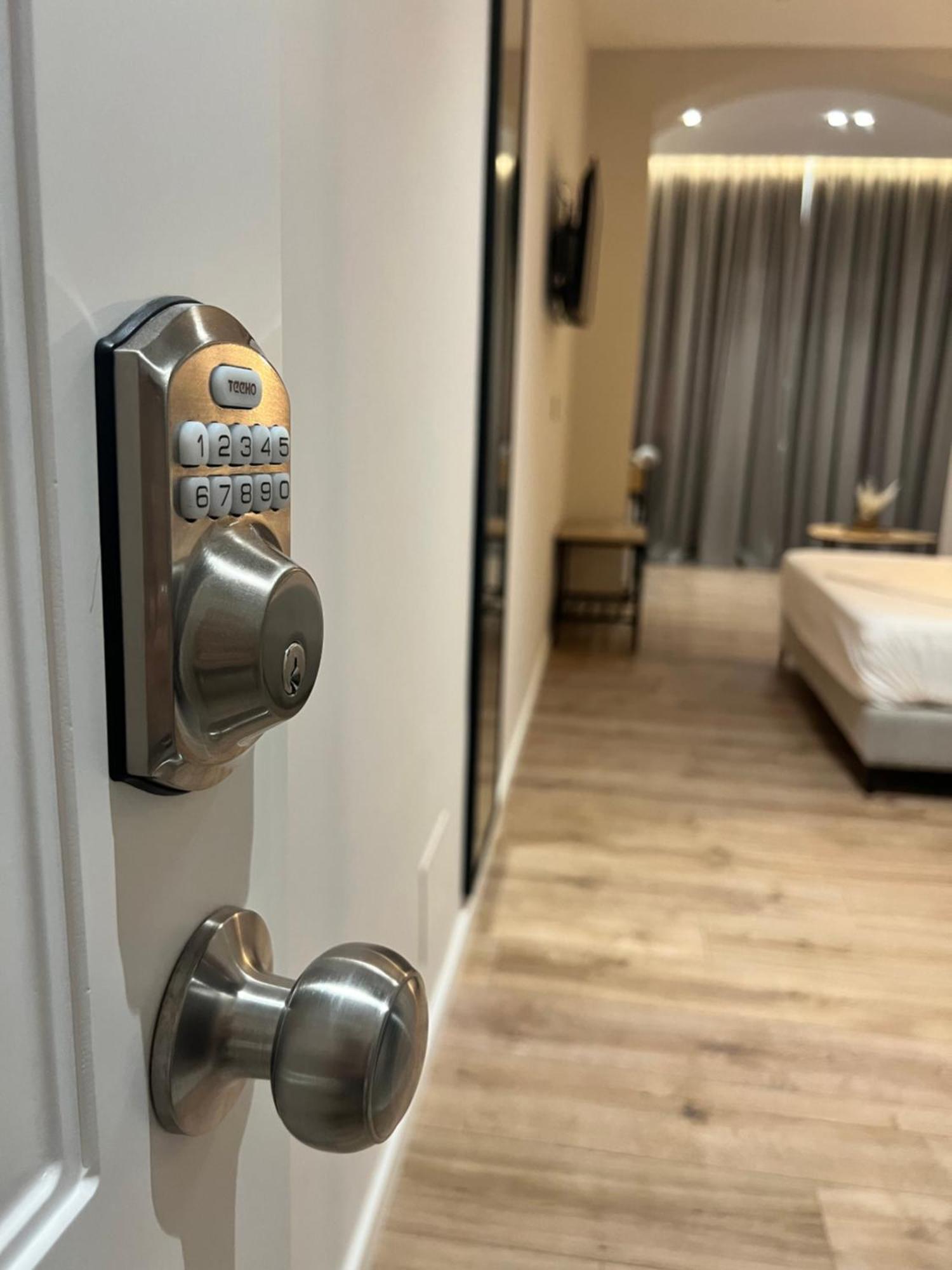 Enzo Rooms & Apartment Blloku Tirana Buitenkant foto