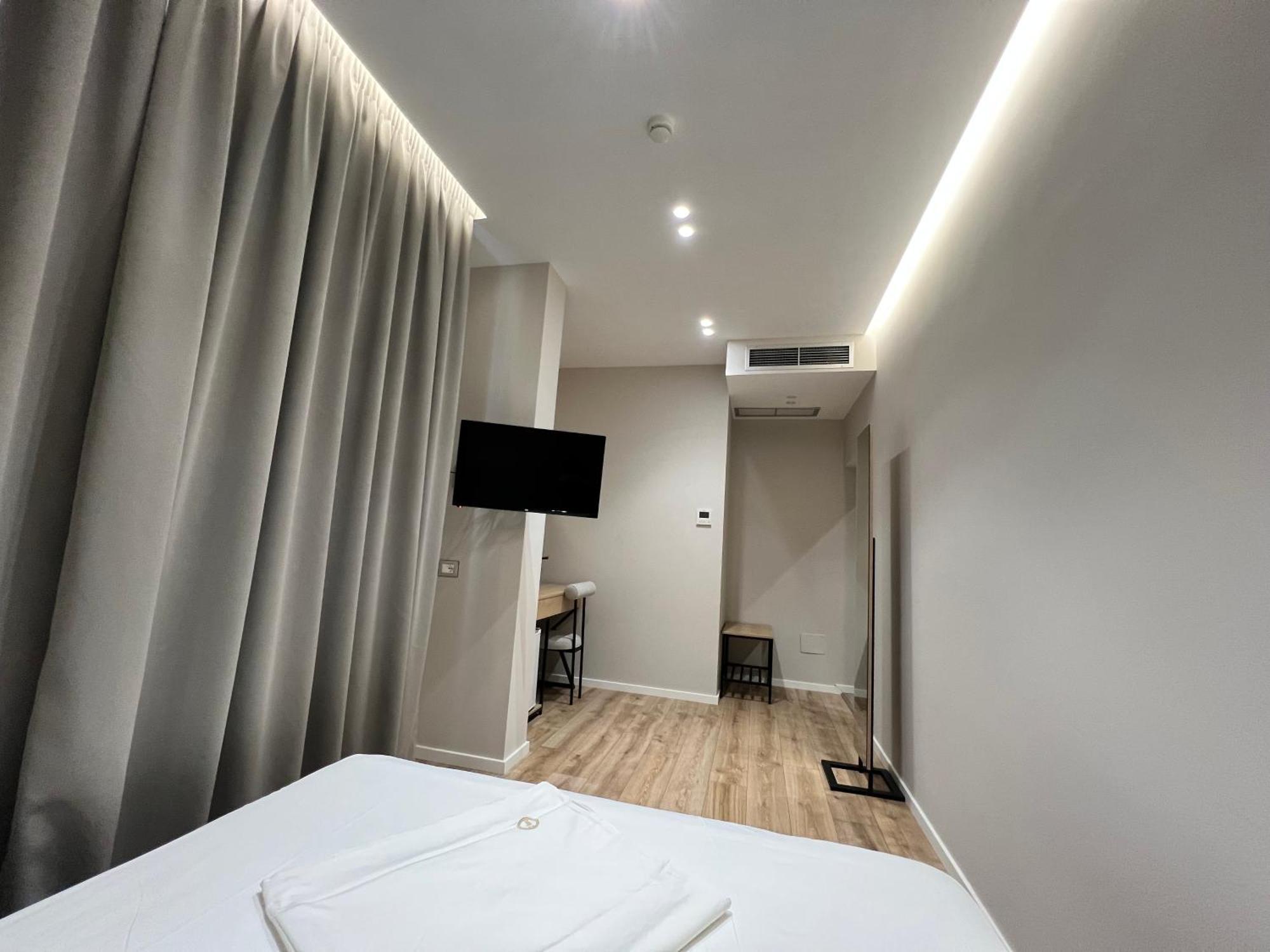 Enzo Rooms & Apartment Blloku Tirana Buitenkant foto