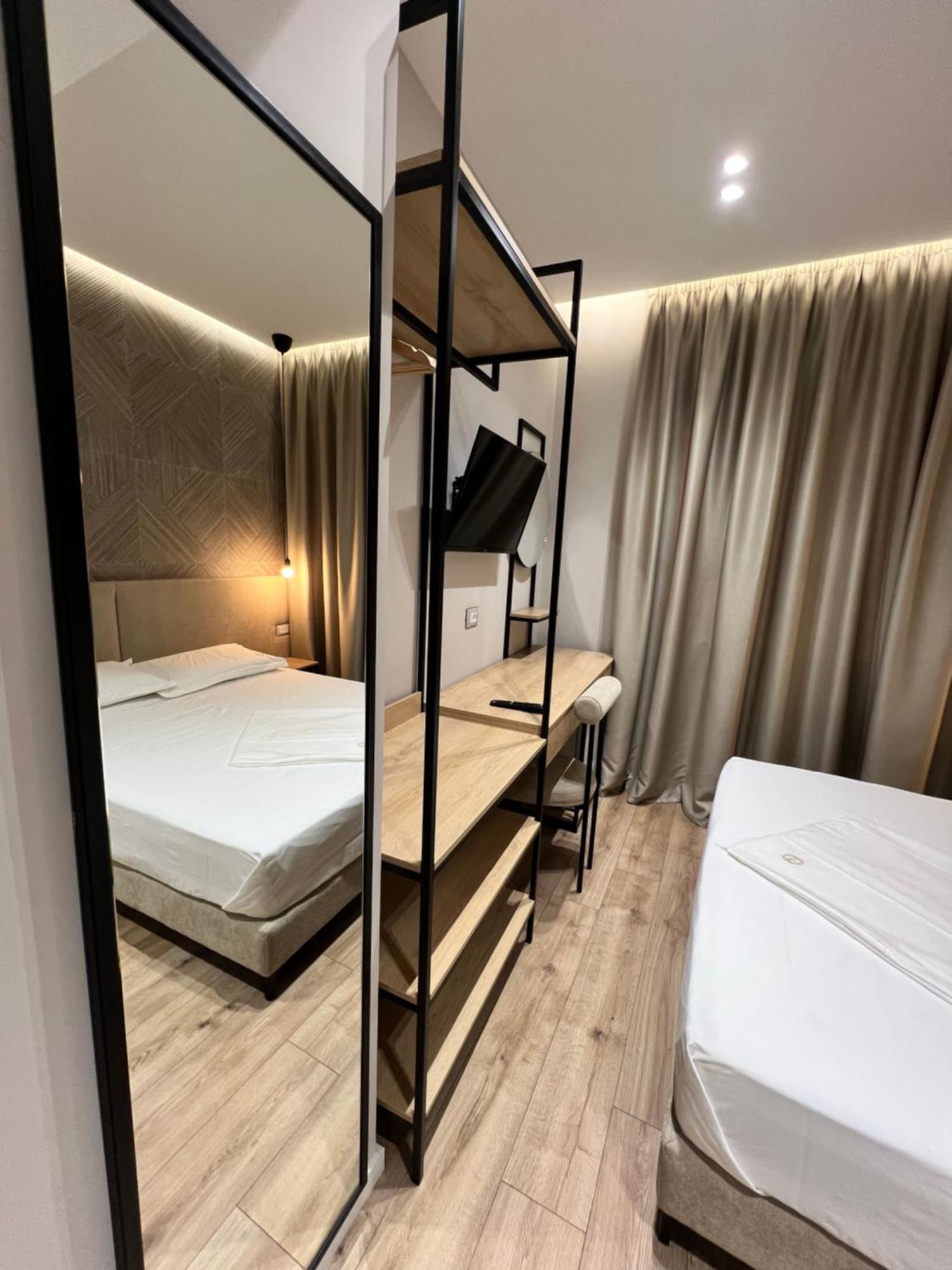 Enzo Rooms & Apartment Blloku Tirana Buitenkant foto