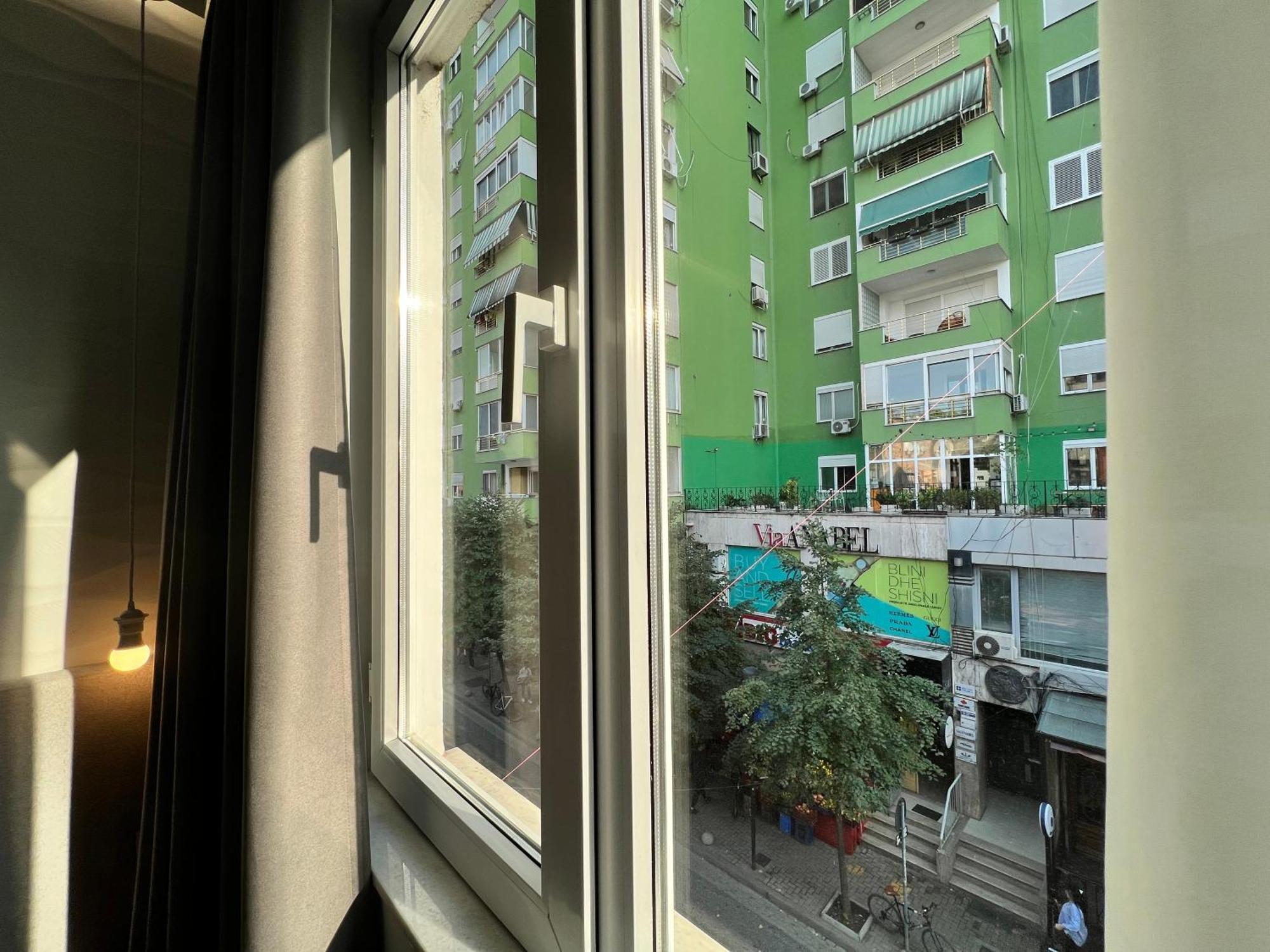 Enzo Rooms & Apartment Blloku Tirana Buitenkant foto