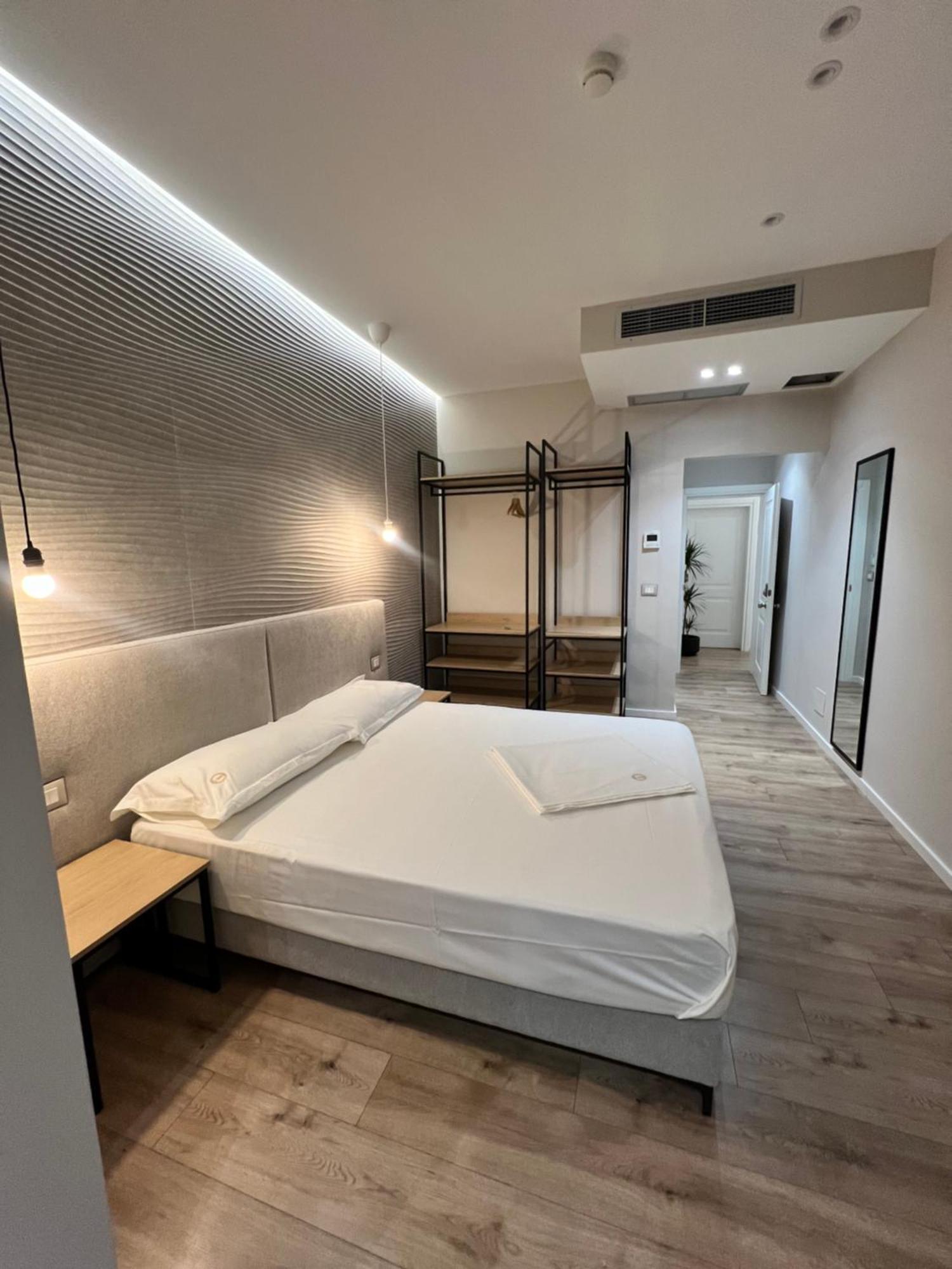 Enzo Rooms & Apartment Blloku Tirana Buitenkant foto